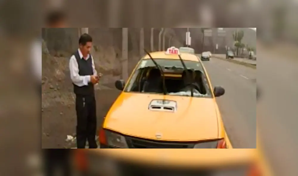 Piedra cae sobre taxi en acantilado de Costa Verde. Créditos: Captura América Televisión.