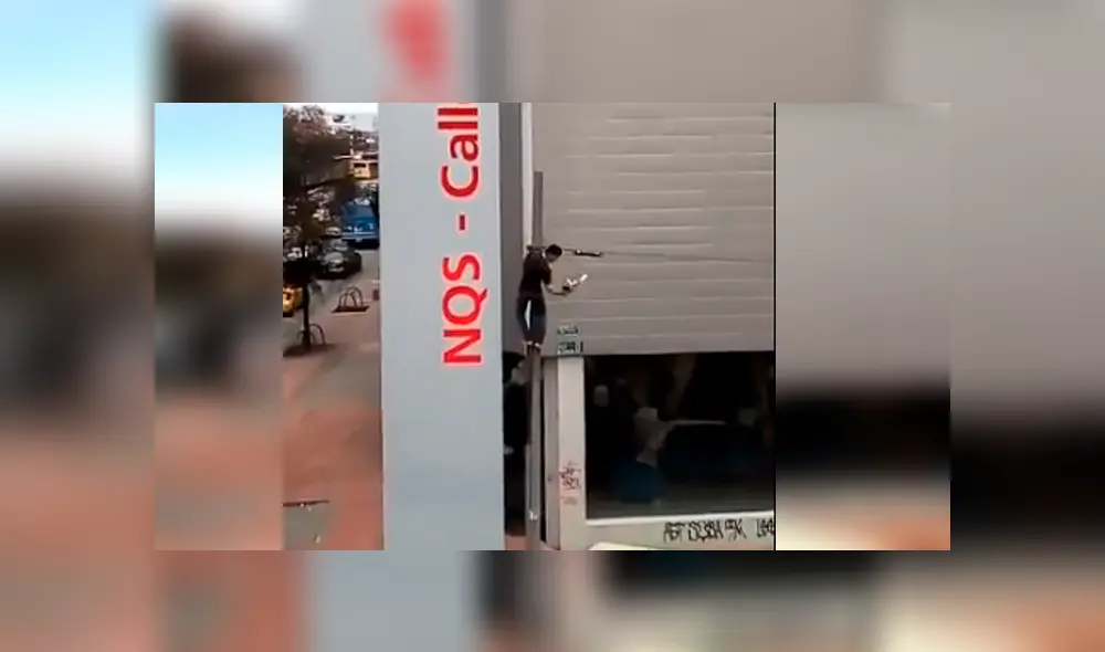 Hombre arriesgó su vida para rescatar a un ave que se había quedado atrapada en un poste de luz