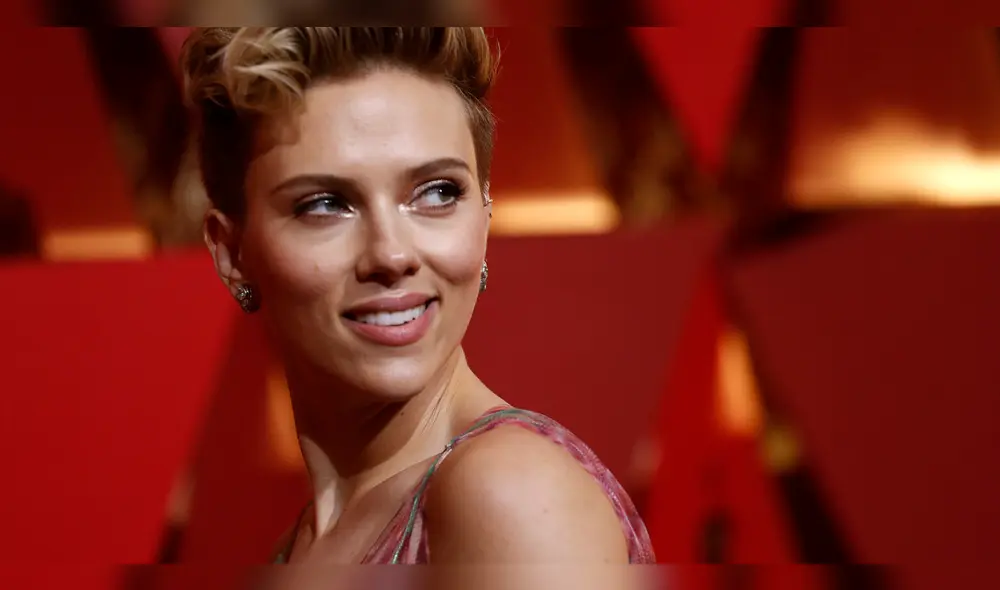 Scarlett Johansson luce increíble escote tras someterse a una reducción de busto