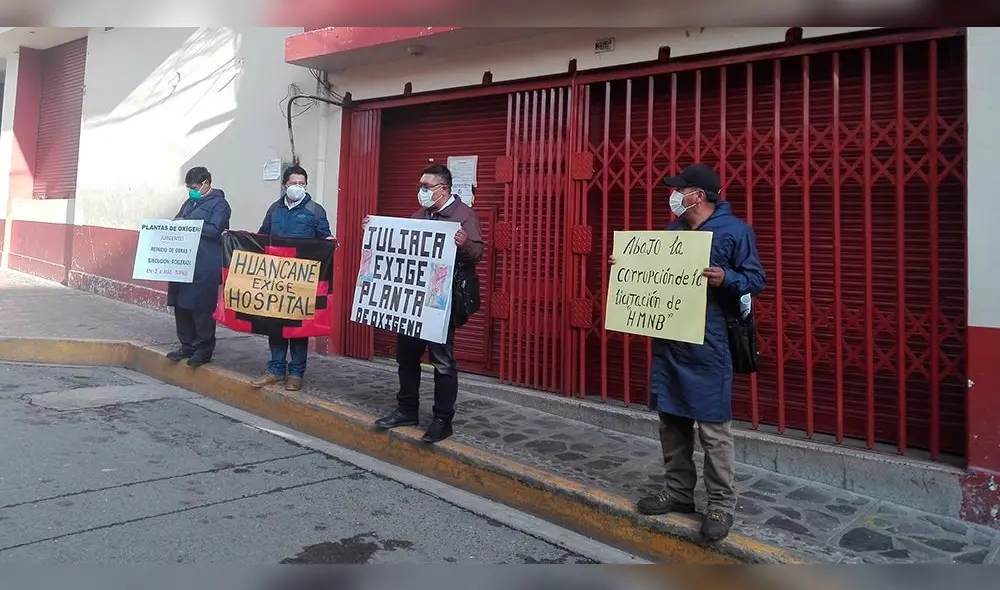 Su protesta era para exigir explicaciones por la demora de las plantas de oxígeno para los hospitales de Juliaca y Huancané. Su protesta era para exigir explicaciones por la demora de las plantas de oxígeno para los hospitales de Juliaca y Huancané.