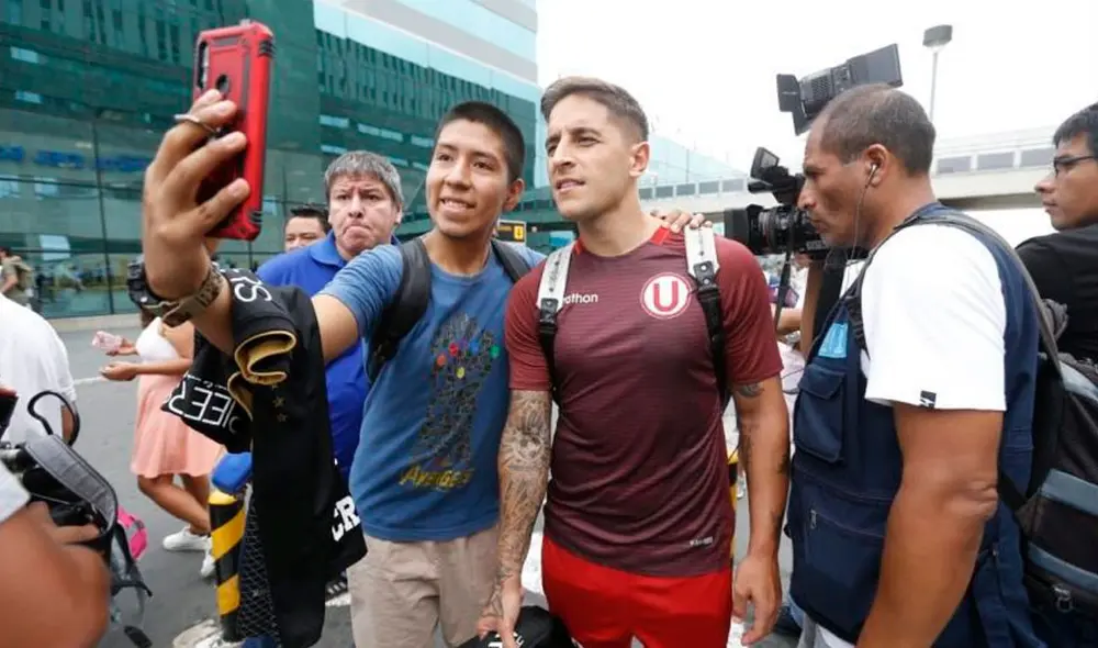 Las mejores imágenes que dejó el recibimiento del hincha a Universitario de Deportes. Foto: Violeta Ayasta Las mejores imágenes que dejó el recibimiento del hincha a Universitario de Deportes. Foto: Violeta Ayasta