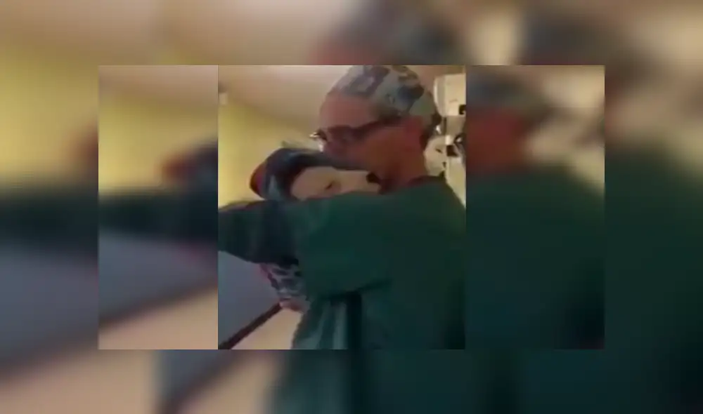 En Facebook, un joven veterinario abrazó a un cachorro con la intención de calmarlo después de su operación. En Facebook, un joven veterinario abrazó a un cachorro con la intención de calmarlo después de su operación.