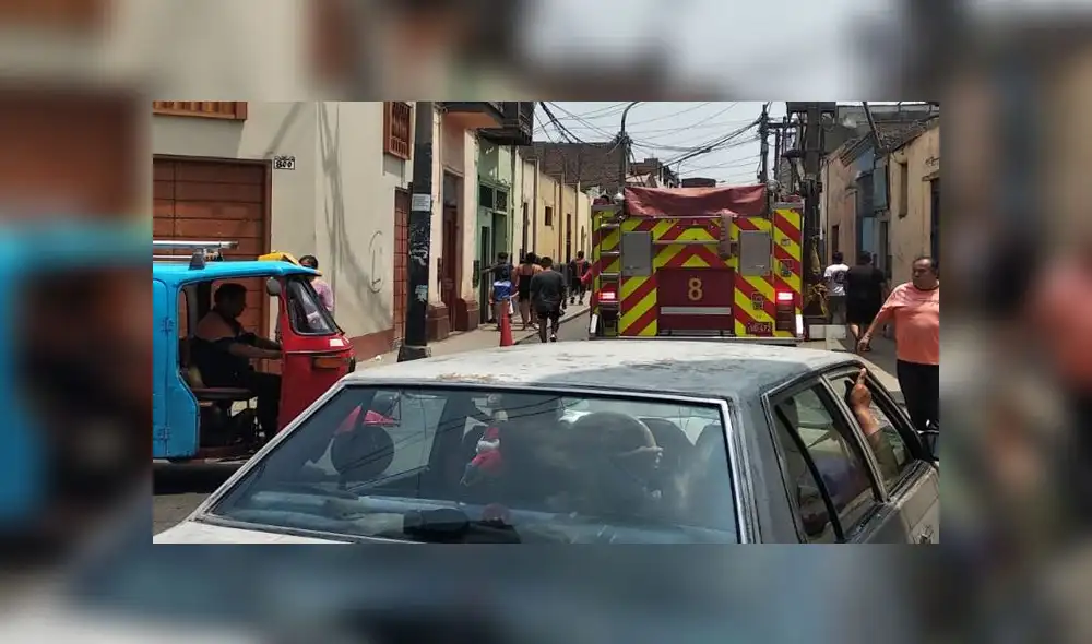 Bomberos continúan trabajando en la Emergencia. Bomberos continúan trabajando en la Emergencia.