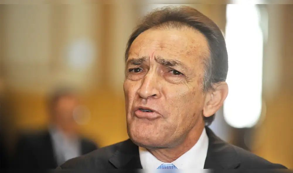 Héctor Becerril aparece durmiendo en el Congreso en fotografía