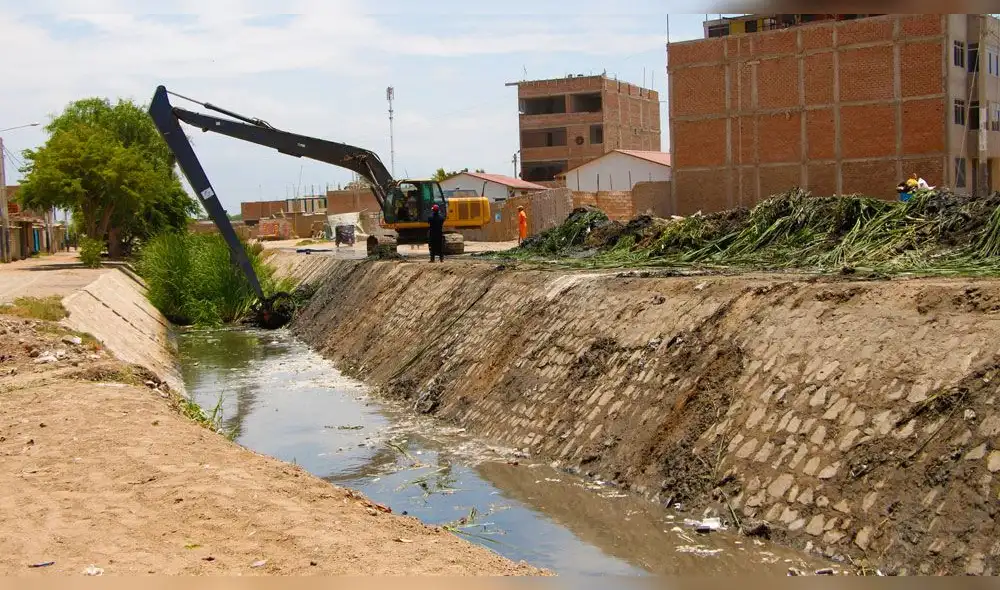 Lambayeque:  inician trabajos de descolmatación en el Dren 2210