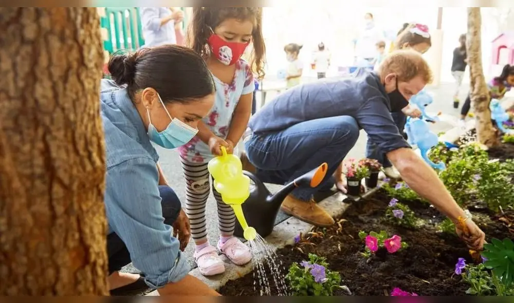 Además de compartir con los pequeños, decidieron plantar la flor favorita de Diana de Gales en el pequeño jardín de la institución. | Foto: Instagram Assistance League of Los Angeles