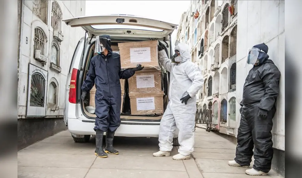 A market trader shows different currency notes in Caracas on March 10, 2019, during the third day of a massive power outage which has left Venezuelans without communications, electricity and water. - The unprecedented power outage already left 15 patients dead and threatens to extend indefinitely, increasing distress for the severe political and economic crisis hitting the oil-rich South American nation. (Photo by Cristian Hernandez / AFP) A market trader shows different currency notes in Caracas on March 10, 2019, during the third day of a massive power outage which has left Venezuelans without communications, electricity and water. - The unprecedented power outage already left 15 patients dead and threatens to extend indefinitely, increasing distress for the severe political and economic crisis hitting the oil-rich South American nation. (Photo by Cristian Hernandez / AFP)