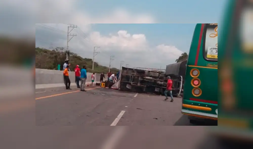 Camión de cerveza que se volcó en una carretera fue saqueado por decenas de personas. Foto: El Heraldo