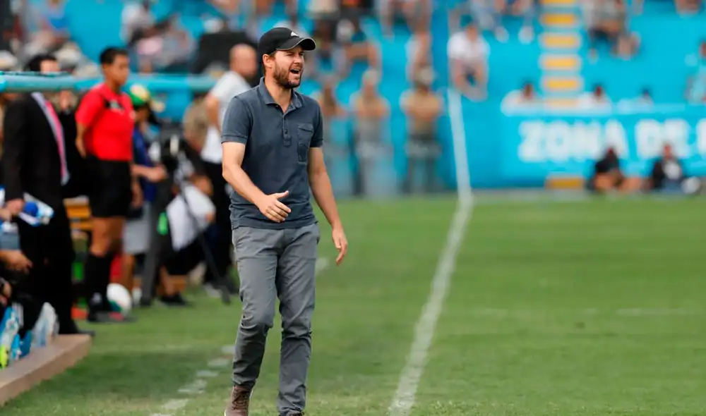 Hinchas celestes despotricaron en contra de su entrenador y piden su salida. Hinchas celestes despotricaron en contra de su entrenador y piden su salida.