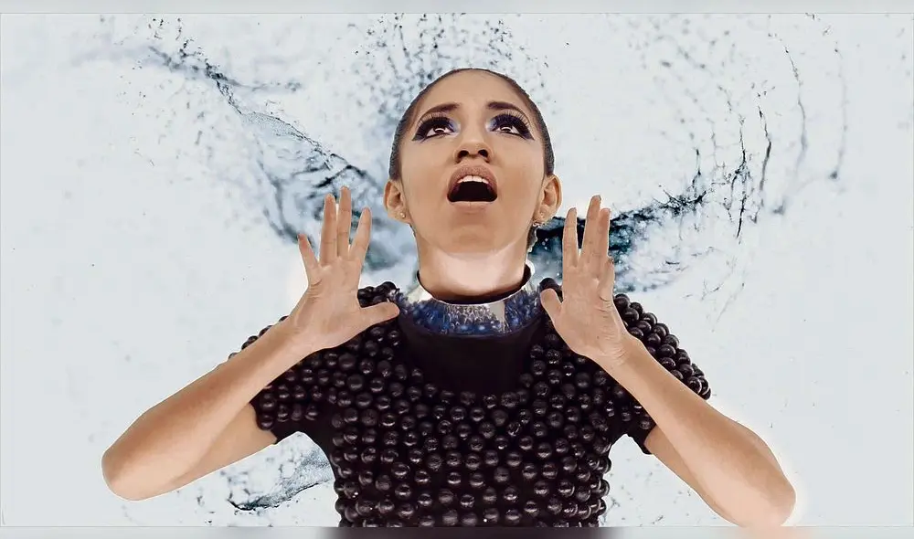 Su videoclip Mirando la misma luna se caracterizó por un estilo pop.