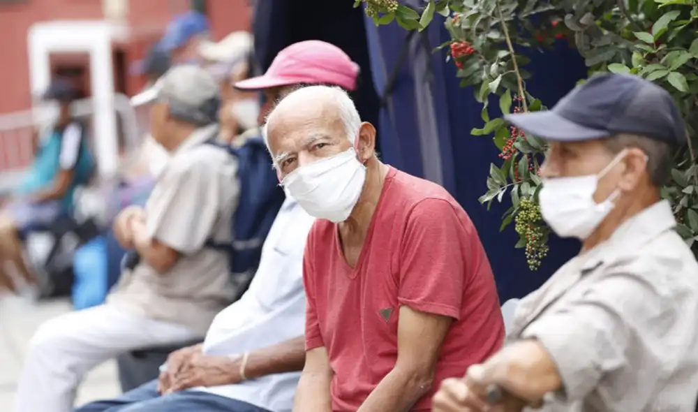 Según datos del Ministerio de Salud, los adultos mayores son la población que tiene más fallecidos por la COVID-19. Foto: Cortesía Sisol Salud