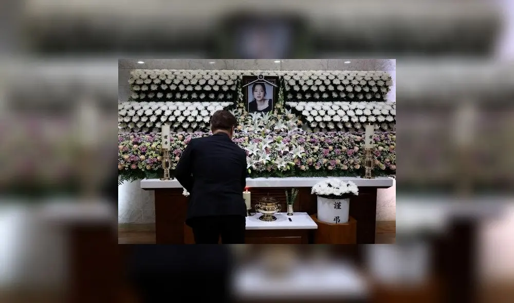 Fans presentan sus respetos a Hara en el funeral instalado en el hospital Santa María en Seúl, Corea del Sur.