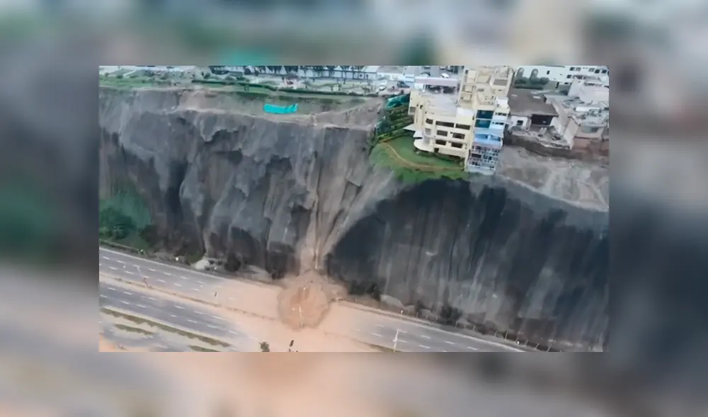 Costa Verde quedó bloqueada por el desprendimiento de rocas. Foto: captura de video.