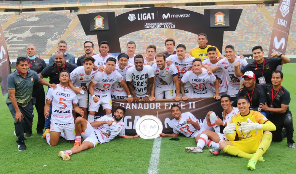 Ameli (segundo desde la izquierda) ganó el primer título de su carrera como técnico. Foto: Twitter Ayacucho FC