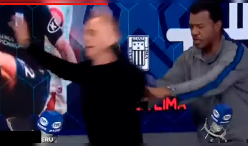 Alianza Lima: Julio César Uribe y Julinho recrean jugada polémica de Federico Rodríguez. Foto: Captura de video. Alianza Lima: Julio César Uribe y Julinho recrean jugada polémica de Federico Rodríguez. Foto: Captura de video.