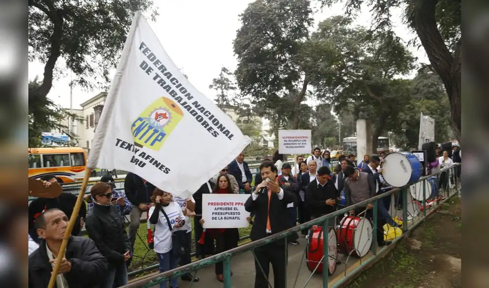 Inspectores laborales en huelga por pago del bono