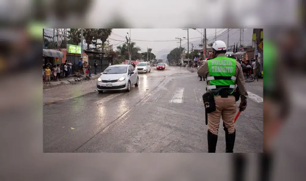 Vecinos tuvieron que colocar sacos para evitar que sus viviendas sean afectadas.. (Créditos: Kensso Merino)