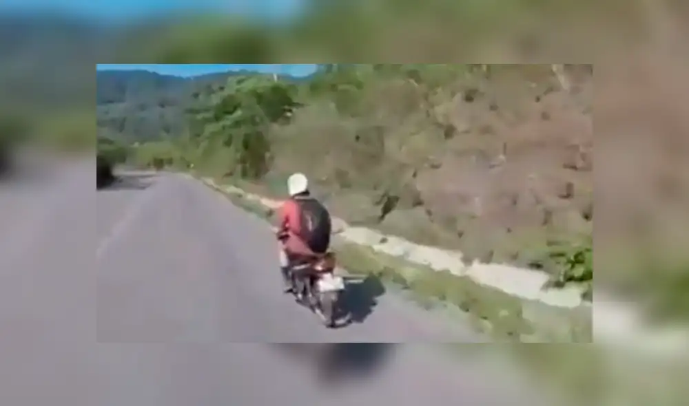 Joven se encuentra con su mejor amigo, lo saluda en plena carretera y ocasiona aparatoso accidente. Joven se encuentra con su mejor amigo, lo saluda en plena carretera y ocasiona aparatoso accidente.