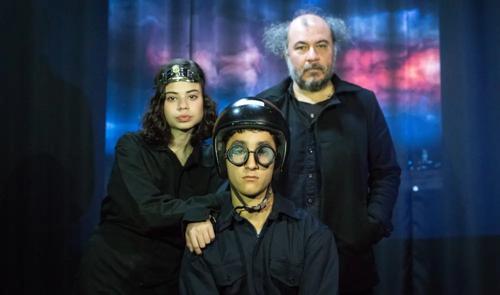 Los actores Paulina Bazán y Lorenzo Molina junto al director de arte Sandro Angobaldo. Foto: Antonio Melgarejo/La República. Los actores Paulina Bazán y Lorenzo Molina junto al director de arte Sandro Angobaldo. Foto: Antonio Melgarejo/La República.