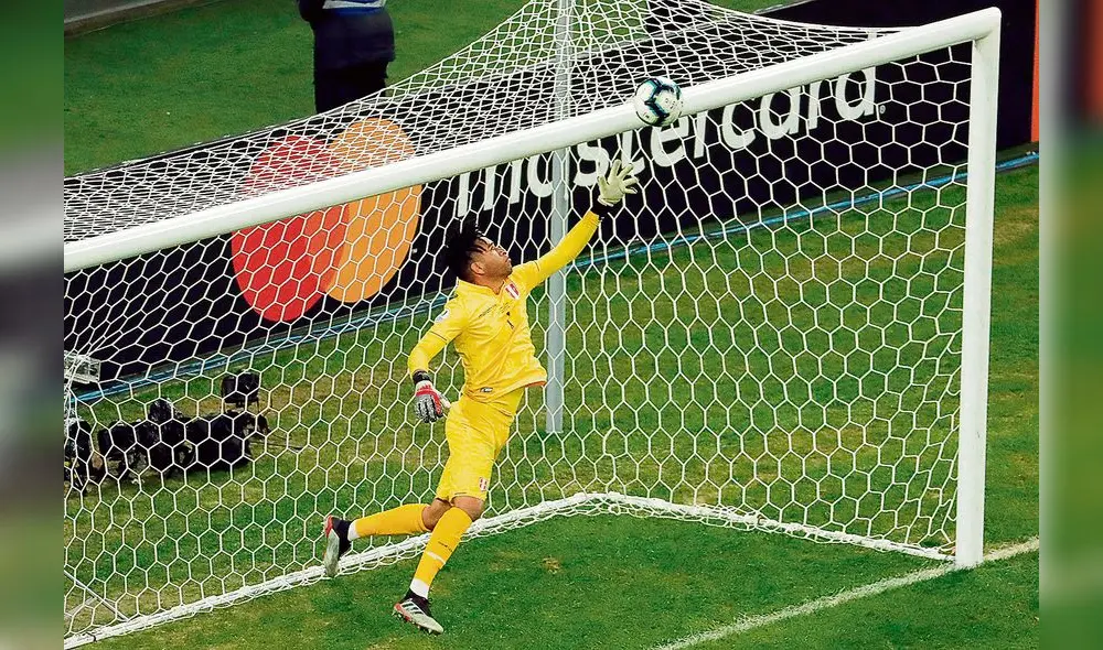 en el aire. Gallese vuela y saca la mano izquierda para salvar el penal de Eduardo Vargas.