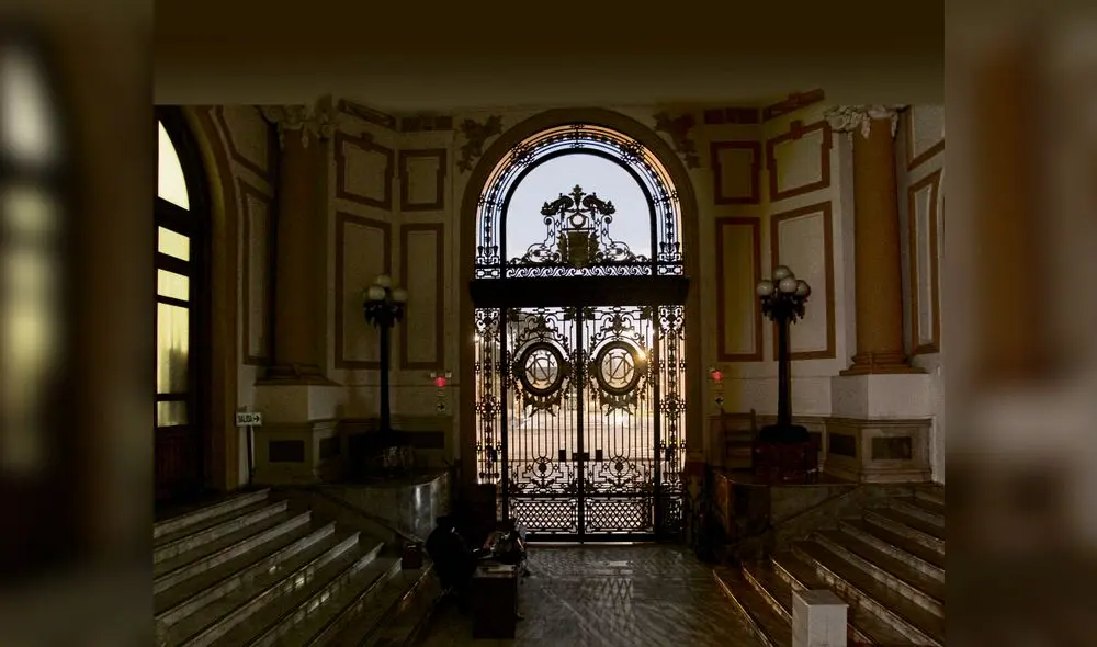 Los Pasos Perdidos un día después del remezón. Solitarios como nunca.
