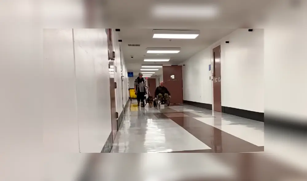 Desliza las imágenes para observar la emotiva acción del hombre al acoger a un indefenso perro que fue rechazado. Desliza las imágenes para observar la emotiva acción del hombre al acoger a un indefenso perro que fue rechazado.