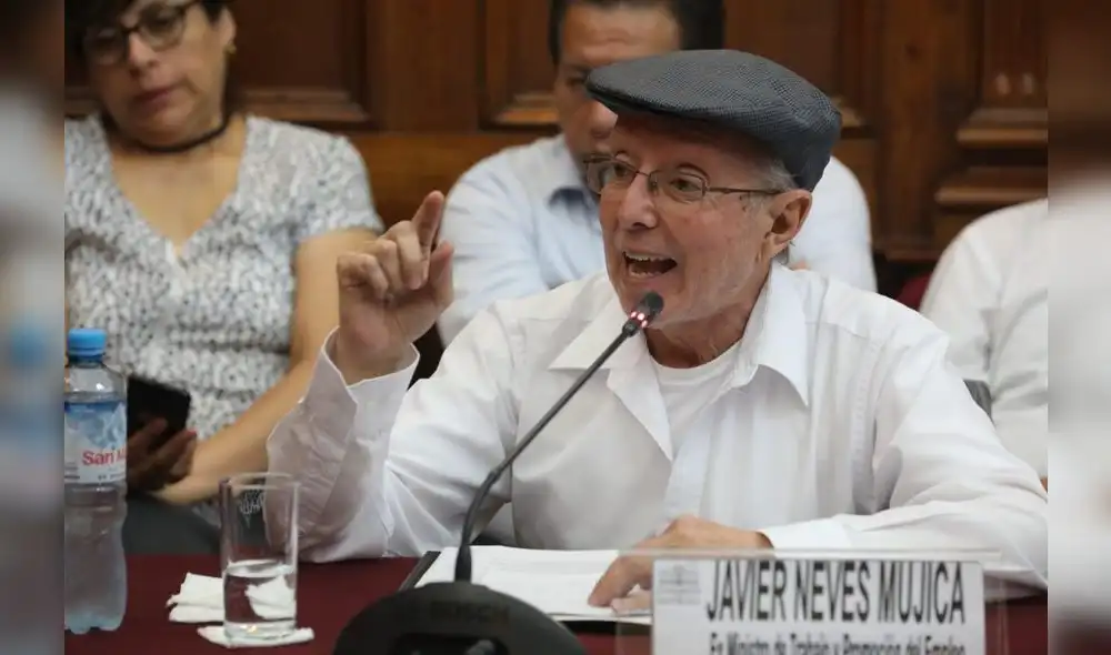 Javier Neves Mujica señala que DU no solo es unilateral, sino que impone que el convenio debe acogerse a lo establecido por el informe elaborado por el  MEF.