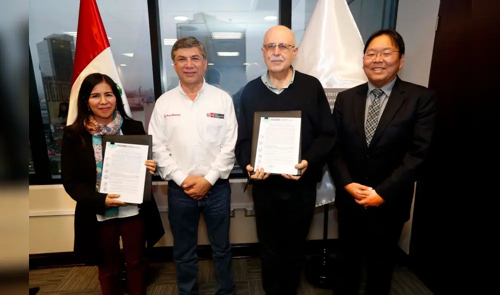 Firma del pacto entre el Ministerio de Vivienda y empresa supervisora