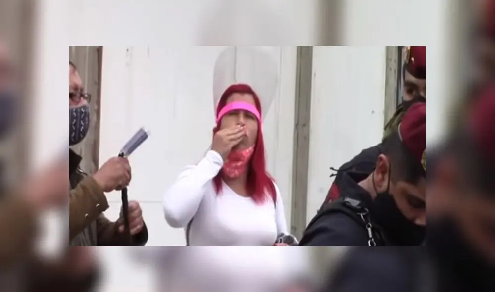 Mujer se mostró indiferente al dolor de los parientes del hombre fallecido. (Foto: Captura de video / Latina Noticias) Mujer se mostró indiferente al dolor de los parientes del hombre fallecido. (Foto: Captura de video / Latina Noticias)