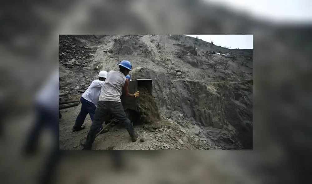 Siete mineros atrapados en socavón por caída de huaico en Arequipa| VIDEO Siete mineros atrapados en socavón por caída de huaico en Arequipa| VIDEO
