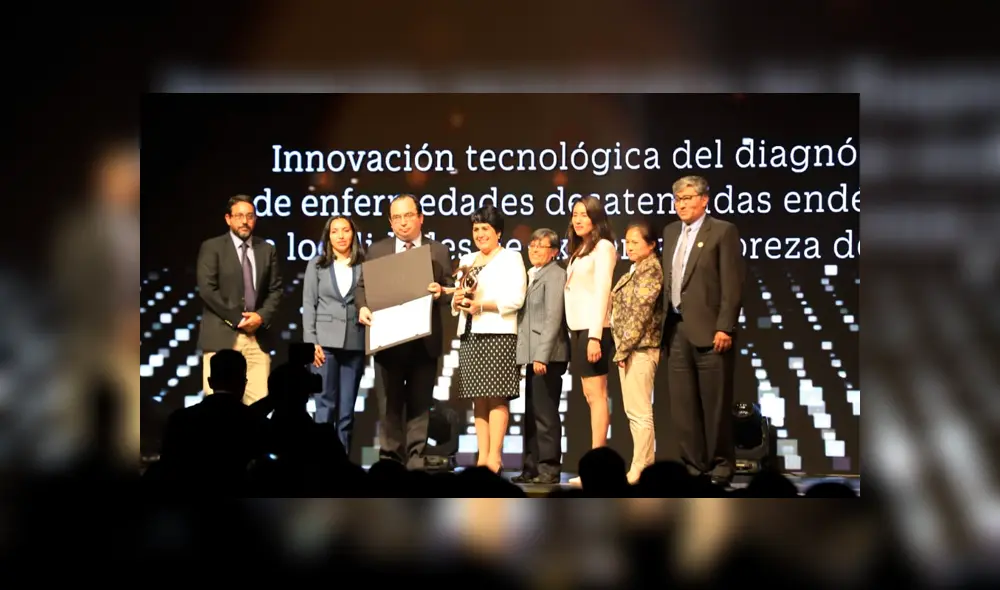 Integrantes del El Instituto Nacional de Salud siendo premiados.
