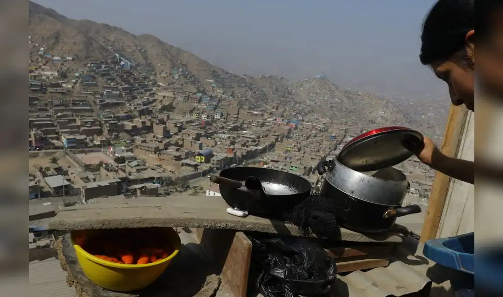 Vecinos de la agrupación Flores de Vista Alegre (SJL) realizan una olla común todos los días. Foto: Eric Villalobos Vecinos de la agrupación Flores de Vista Alegre (SJL) realizan una olla común todos los días. Foto: Eric Villalobos