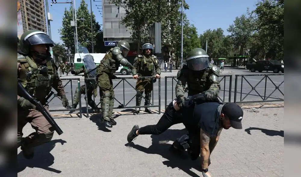 Las fotos que reflejan un Chile en crisis y colapsado por la violencia. Fotos: Jorge Cerdán Las fotos que reflejan un Chile en crisis y colapsado por la violencia. Fotos: Jorge Cerdán