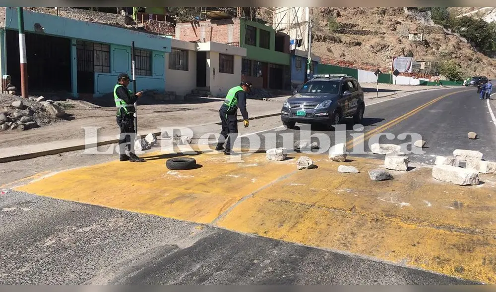 Desde tempranas horas, protestantes bloquearon las vías con piedras.