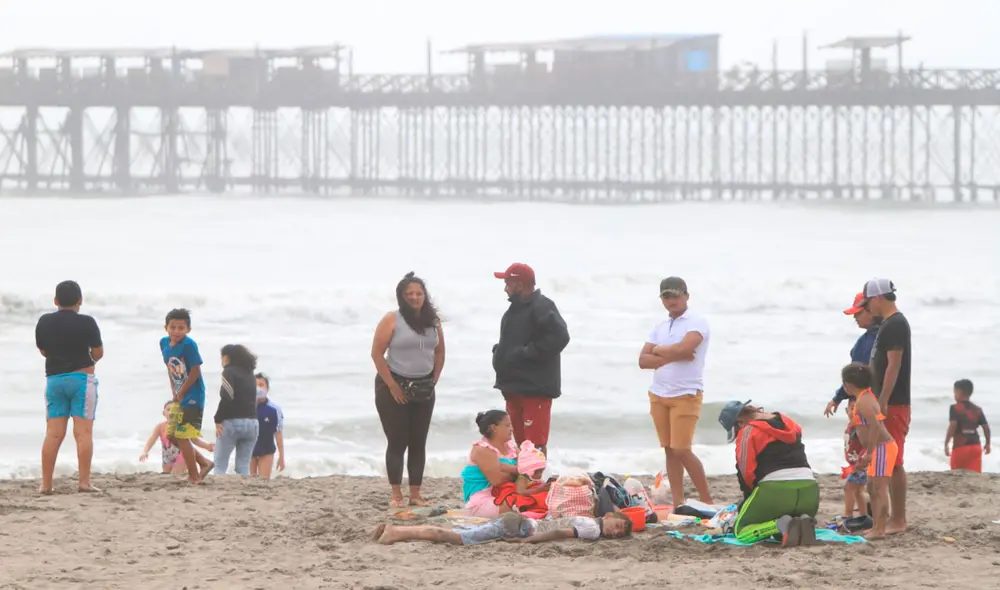 Autoridades toman acciones para evitar concentración de personas en playa de Pimentel . Foto: Clinton Medina