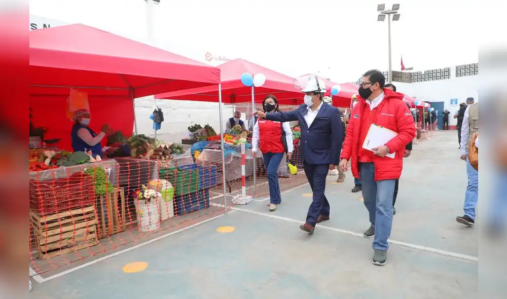 Viceministro Wilson Falen también supervisó el funcionamiento del Mercado Temporal del distrito Víctor Larco Herrera.   Fotos Produce