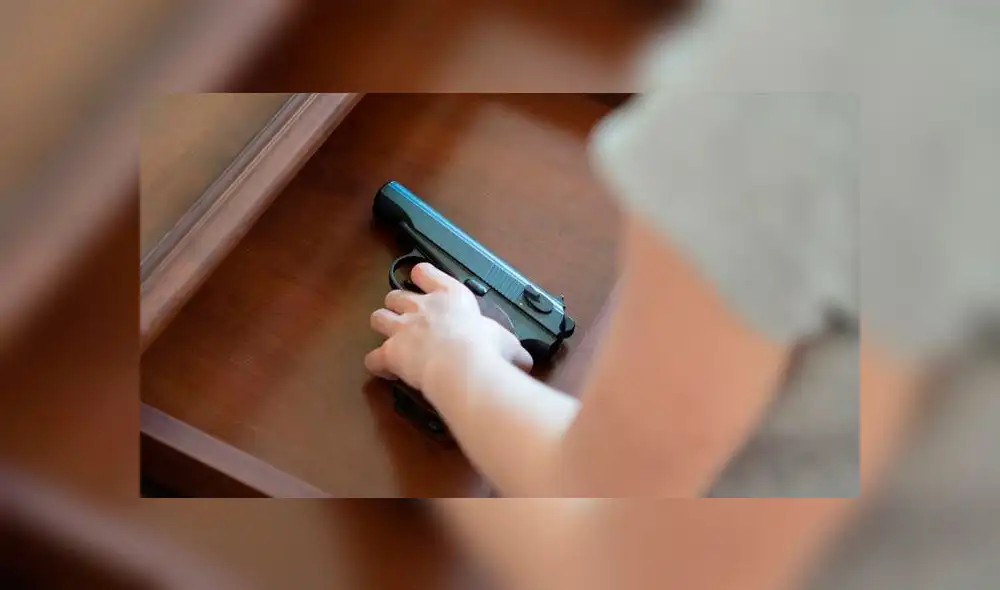 Niño de 4 años encuentra arma bajo colchón y dispara a la cara de su madre embarazada Niño de 4 años encuentra arma bajo colchón y dispara a la cara de su madre embarazada