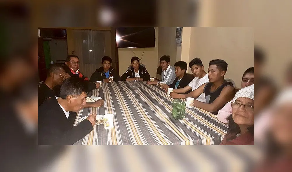 Espera. Estudiantes y maestros esperan luz verde para salir. Espera. Estudiantes y maestros esperan luz verde para salir.