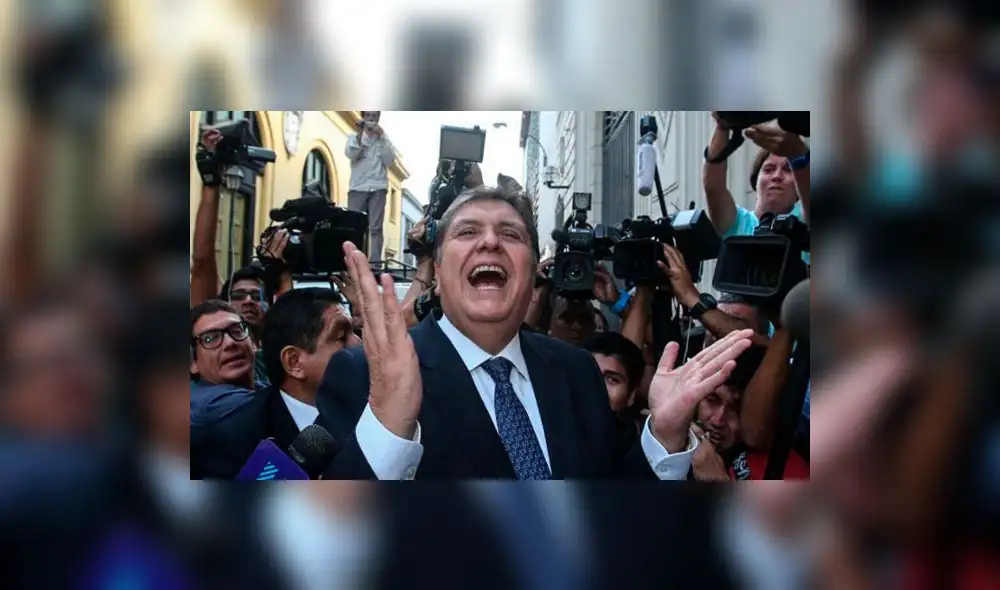 Alan García embarcó rumbo a España tras pasar dos días en el Perú