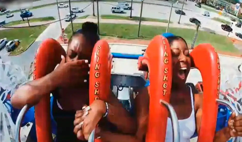 La presión del aire generó que la peluca salga volando causando la risa de la joven y su acompañante. Foto: capturan de Facebook