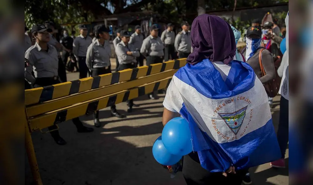 AME4765. MANAGUA (NICARAGUA), 19/06/2019.- Una mujer con la bandera de Nicaragua sobre su espalda participa en un plantón este miércoles, en las afueras de la cárcel "La Modelo", en Managua (Nicaragua). Un grupo de opositores realizó este miércoles una protesta en Nicaragua para exigir la liberación de cerca de un centenar de "presos políticos", que no son reconocidos por el Gobierno del presidente Daniel Ortega. Miembros del Comité Pro Liberación de Presas y Presos Políticos, la Unión de Presos Políticos Nicaragüense, y la Alianza Cívica por la Justicia y la Democracia, realizaron un plantón en las afueras de la cárcel "La Modelo" para hacer notar su descontento con la decisión del Gobierno de no liberar a más de 80 manifestantes encarcelados. EFE/ Jorge Torres AME4765. MANAGUA (NICARAGUA), 19/06/2019.- Una mujer con la bandera de Nicaragua sobre su espalda participa en un plantón este miércoles, en las afueras de la cárcel "La Modelo", en Managua (Nicaragua). Un grupo de opositores realizó este miércoles una protesta en Nicaragua para exigir la liberación de cerca de un centenar de "presos políticos", que no son reconocidos por el Gobierno del presidente Daniel Ortega. Miembros del Comité Pro Liberación de Presas y Presos Políticos, la Unión de Presos Políticos Nicaragüense, y la Alianza Cívica por la Justicia y la Democracia, realizaron un plantón en las afueras de la cárcel "La Modelo" para hacer notar su descontento con la decisión del Gobierno de no liberar a más de 80 manifestantes encarcelados. EFE/ Jorge Torres