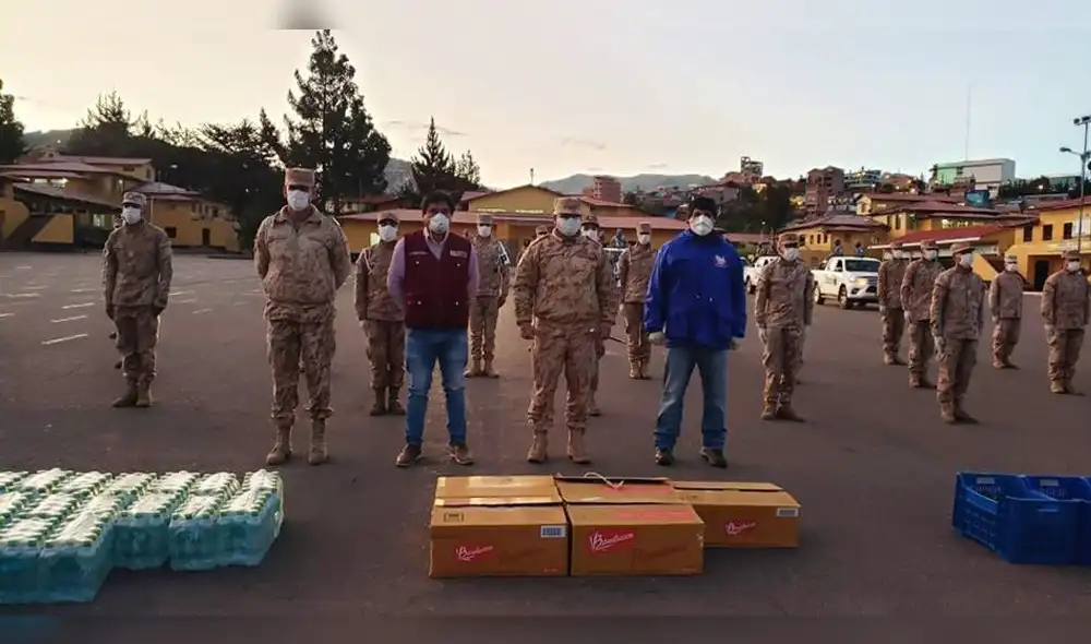 Ejército peruano recibió botellas agua, paltas y panetones. Ejército peruano recibió botellas agua, paltas y panetones.