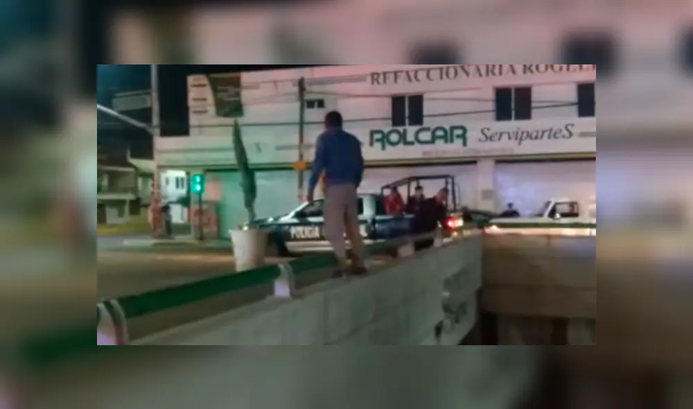 Vía Facebook. Bomberos y policías idearon una insólita estrategia para salvar a un hombre que intentaba tirarse de un puente. Vía Facebook. Bomberos y policías idearon una insólita estrategia para salvar a un hombre que intentaba tirarse de un puente.