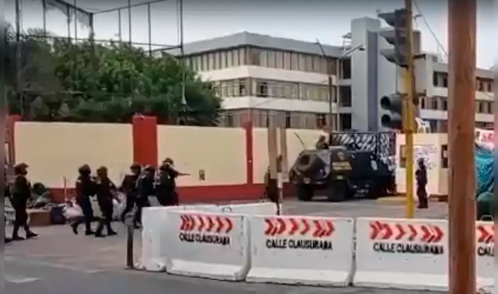 Policía tumbó un muro e ingresó a la Decana de América. Foto: Difusión