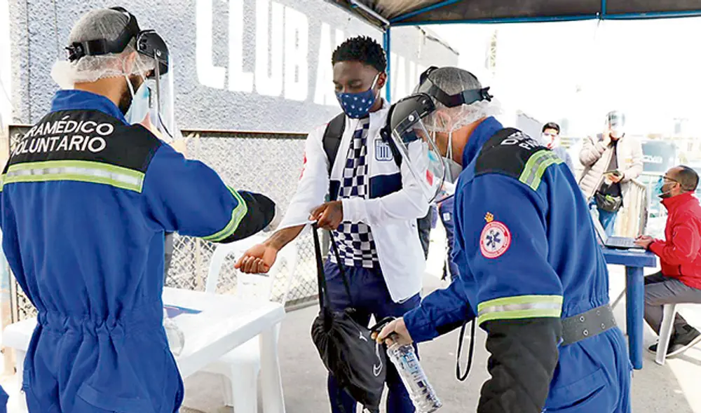 Protocolo. Jugadores pasaron los controles reglamentarios al ingresar al estadio de Matute.