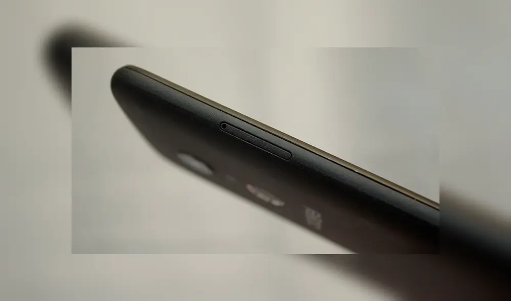 En el izquierdo está la ranura para la tarjeta nano SIM y memoria microSD. Foto: Carol Larriain