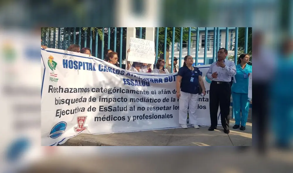 Plantón en el Hospital Carlos Alcántara. Créditos: URPI-GLR. Plantón en el Hospital Carlos Alcántara. Créditos: URPI-GLR.