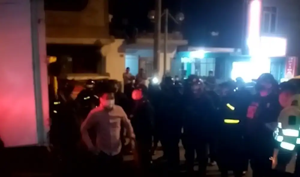 Se conminó a infractores a ponerse tapabocas  para ser trasladados a la comisaría, donde se evaluó su situación legal .Foto: Captura de América Noticias.