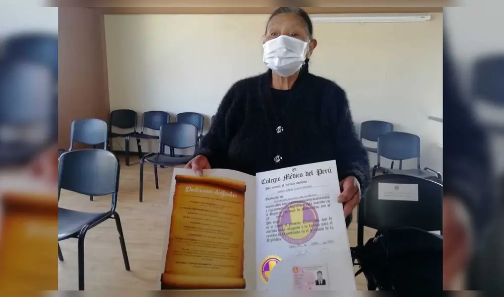 Puno. Dionicia Chicani recogió la colegiatura de su hijo médico quien pereció por el coronavirus. Foto: Radio Onda Azul