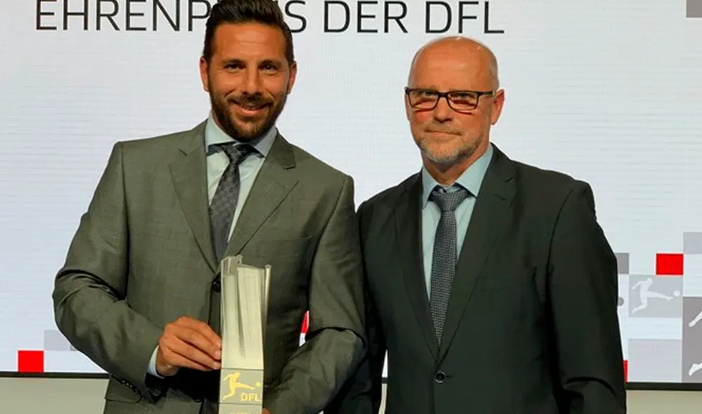 Claudio Pizarro recibe reconocimiento premio honorífico de la Liga Alemana de Fútbol. Claudio Pizarro recibe reconocimiento premio honorífico de la Liga Alemana de Fútbol.